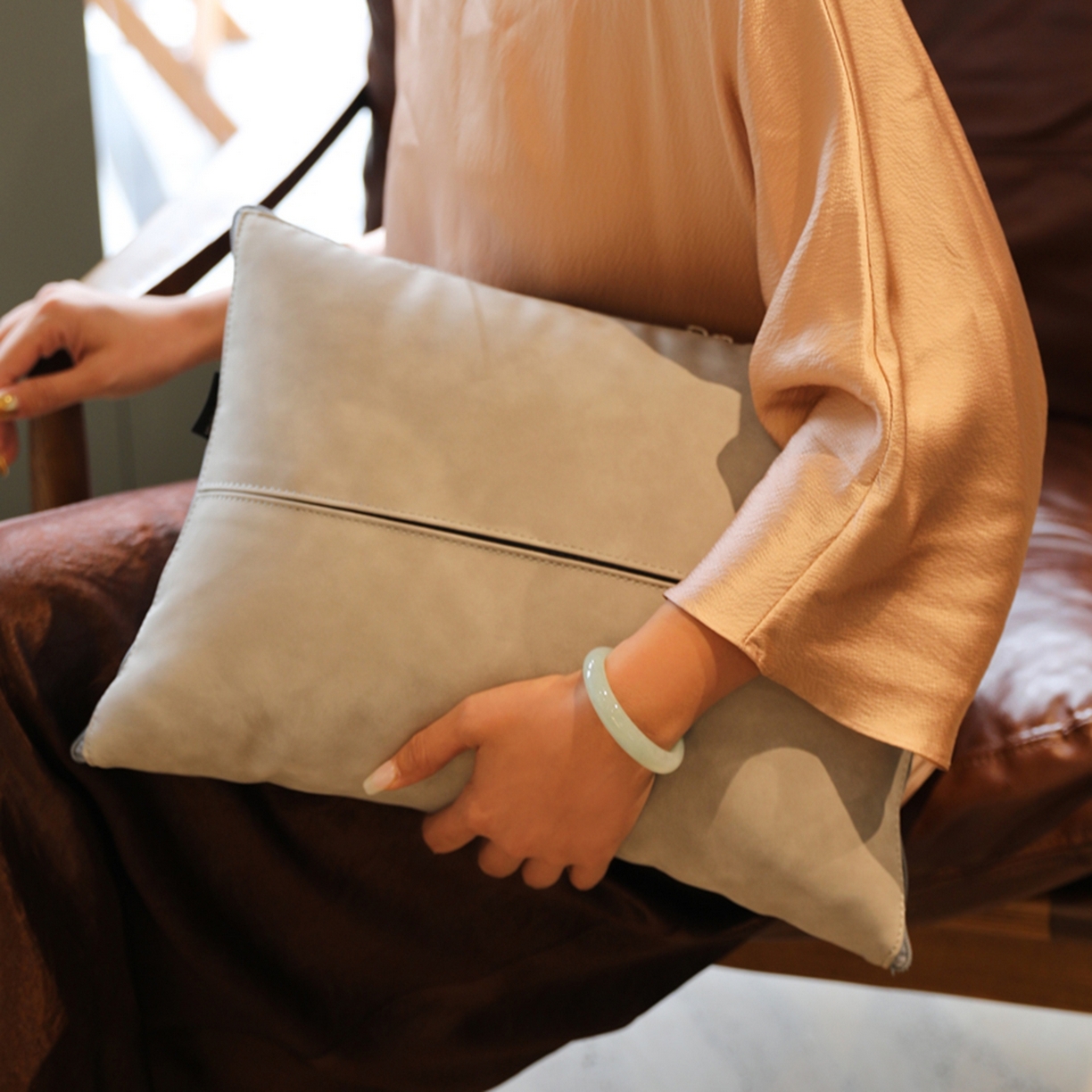 91家纺网 家纺一手货源 找家纺 胜诗梵 2025新款双线拼皮磨毛抱枕被 佐拉