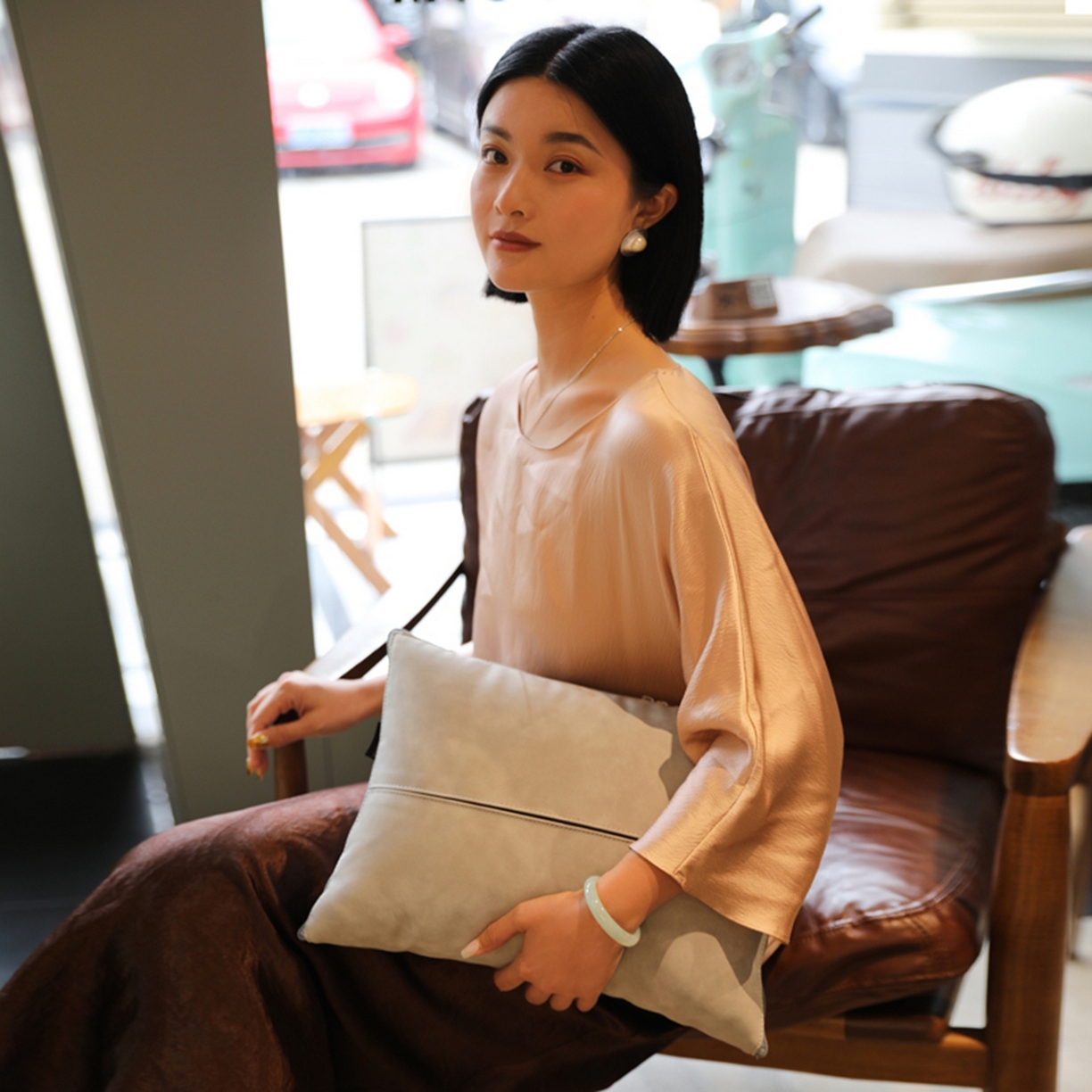 91家纺网 家纺一手货源 找家纺 胜诗梵 2025新款双线拼皮磨毛抱枕被 佐拉