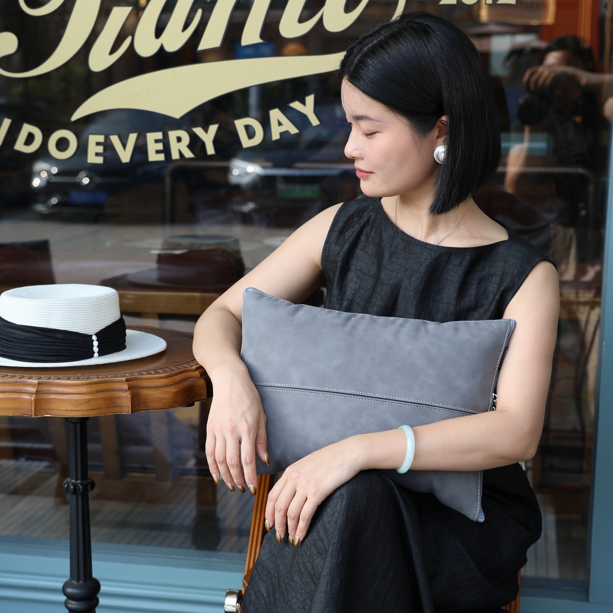 91家纺网 家纺一手货源 找家纺 胜诗梵 2025新款双线拼皮磨毛抱枕被 伯爵