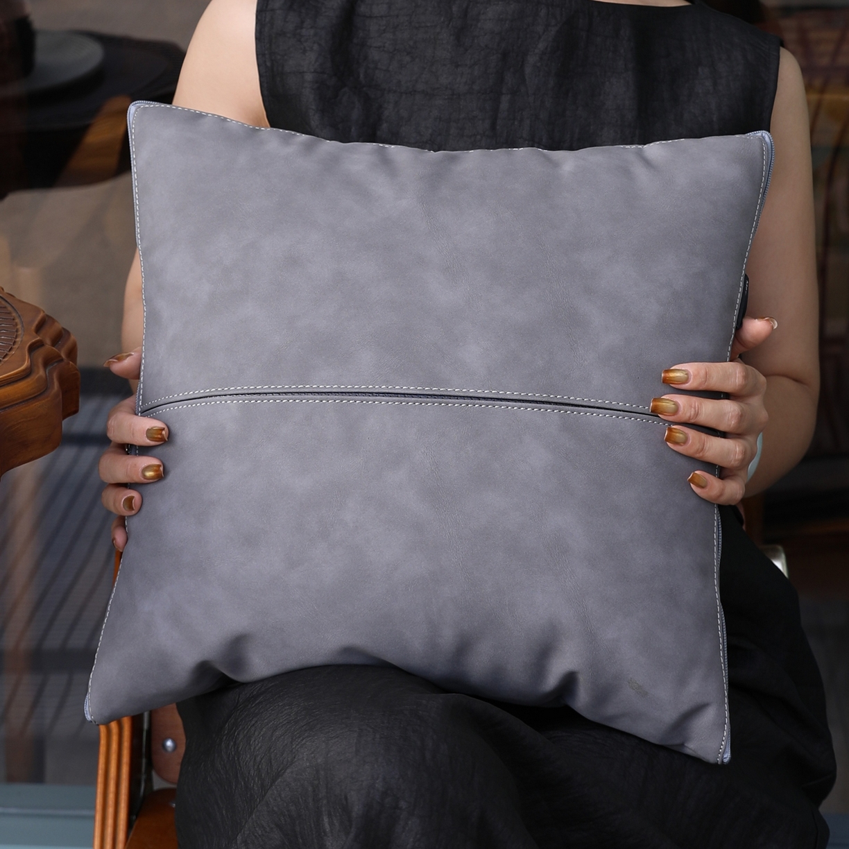 91家纺网 家纺一手货源 找家纺 胜诗梵 2025新款双线拼皮磨毛抱枕被 伯爵