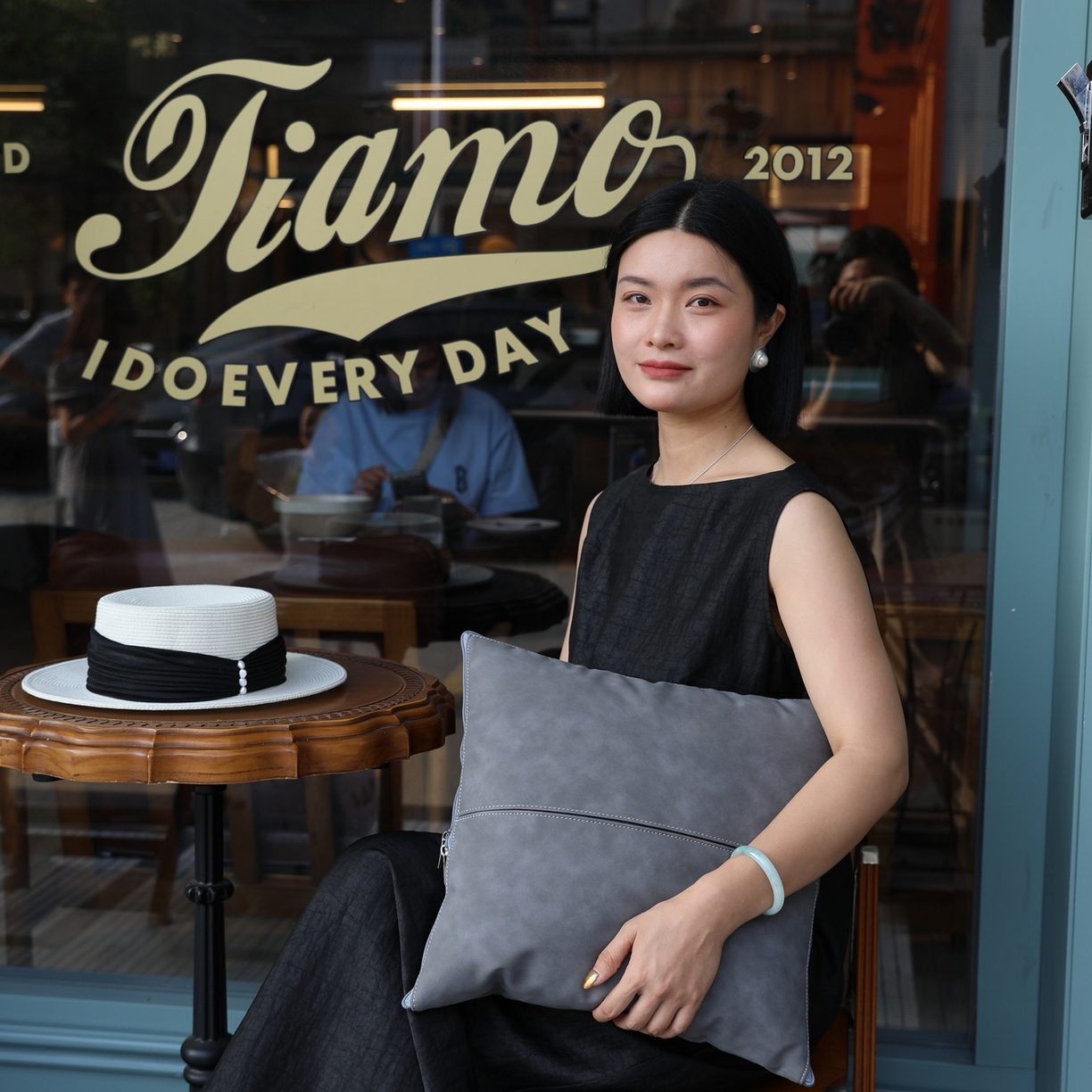 91家纺网 家纺一手货源 找家纺 胜诗梵 2025新款双线拼皮磨毛抱枕被 伯爵