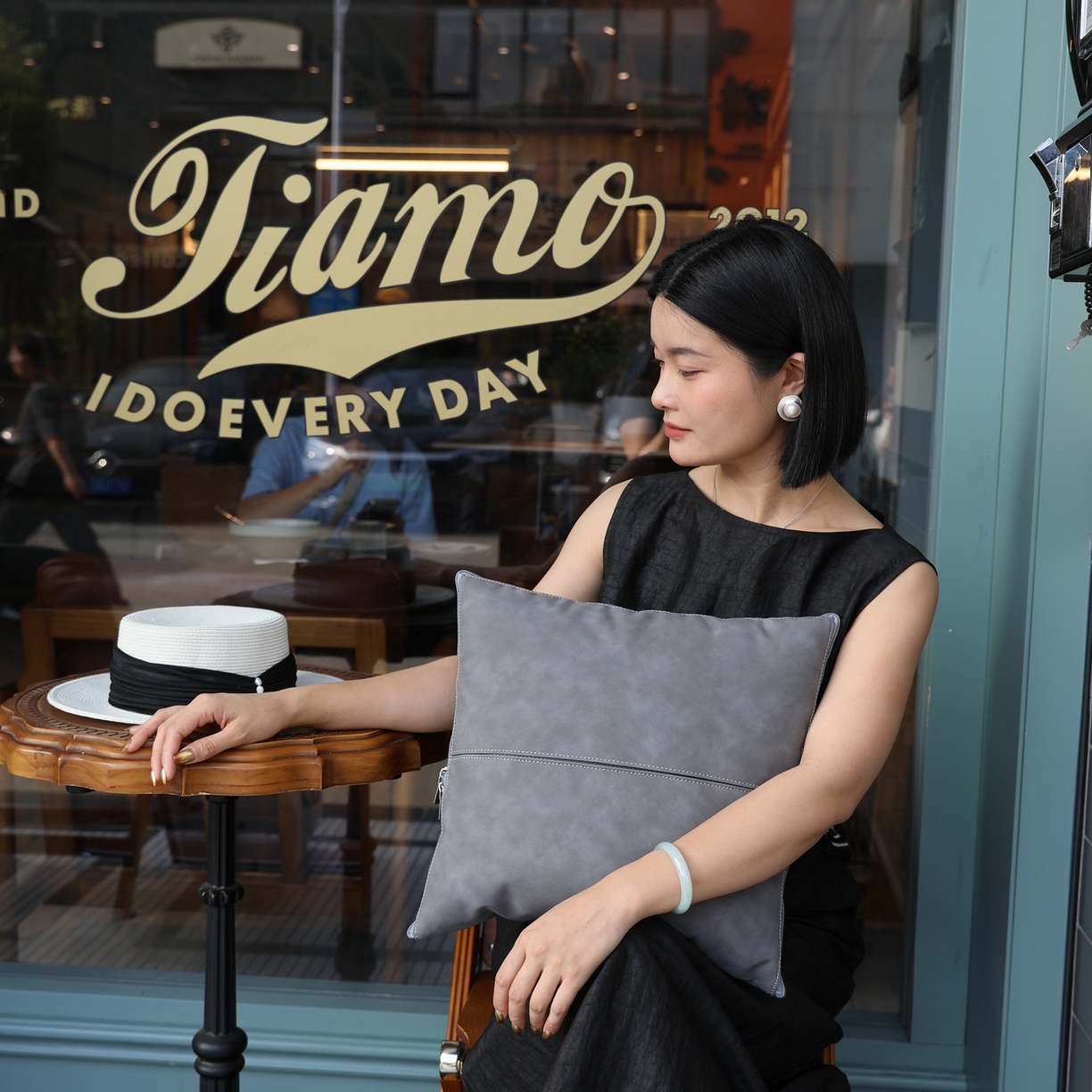 91家纺网 家纺一手货源 找家纺 胜诗梵 2025新款双线拼皮磨毛抱枕被 伯爵