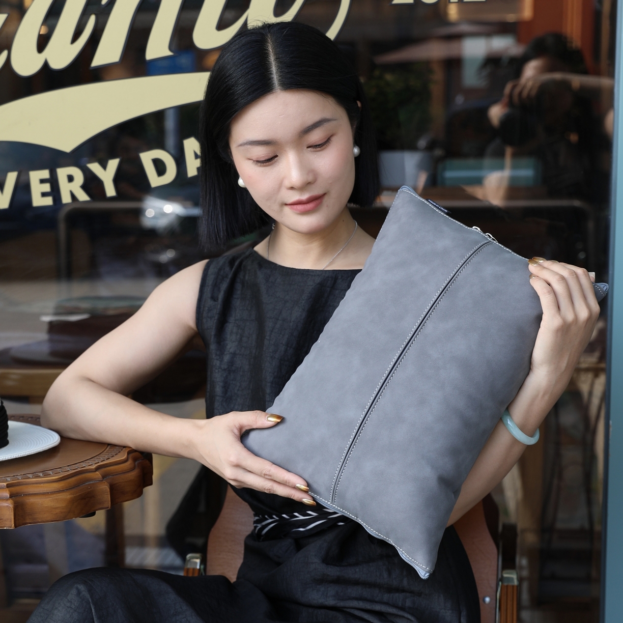 91家纺网 家纺一手货源 找家纺 胜诗梵 2025新款双线拼皮磨毛抱枕被 伯爵