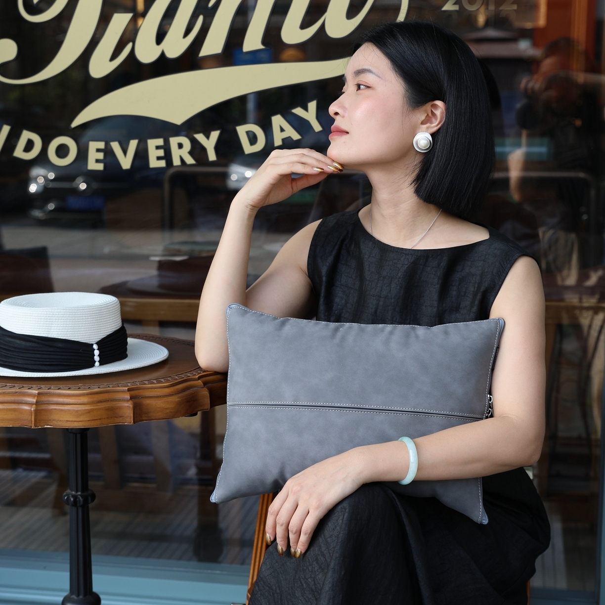 91家纺网 家纺一手货源 找家纺 胜诗梵 2025新款双线拼皮磨毛抱枕被 伯爵