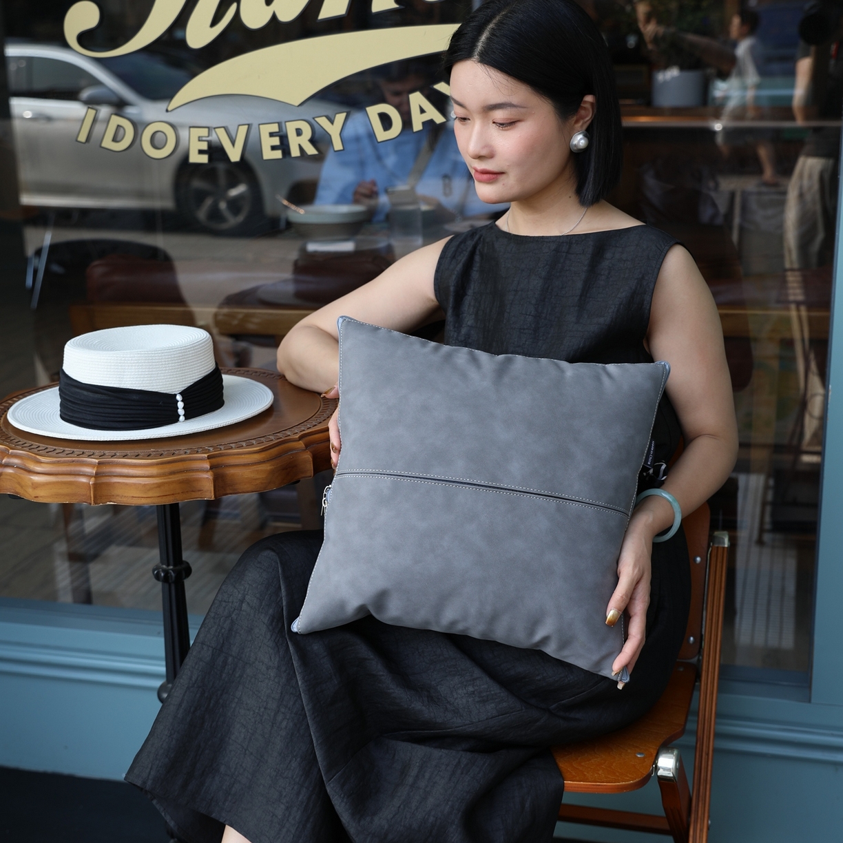 91家纺网 家纺一手货源 找家纺 胜诗梵 2025新款双线拼皮磨毛抱枕被 伯爵