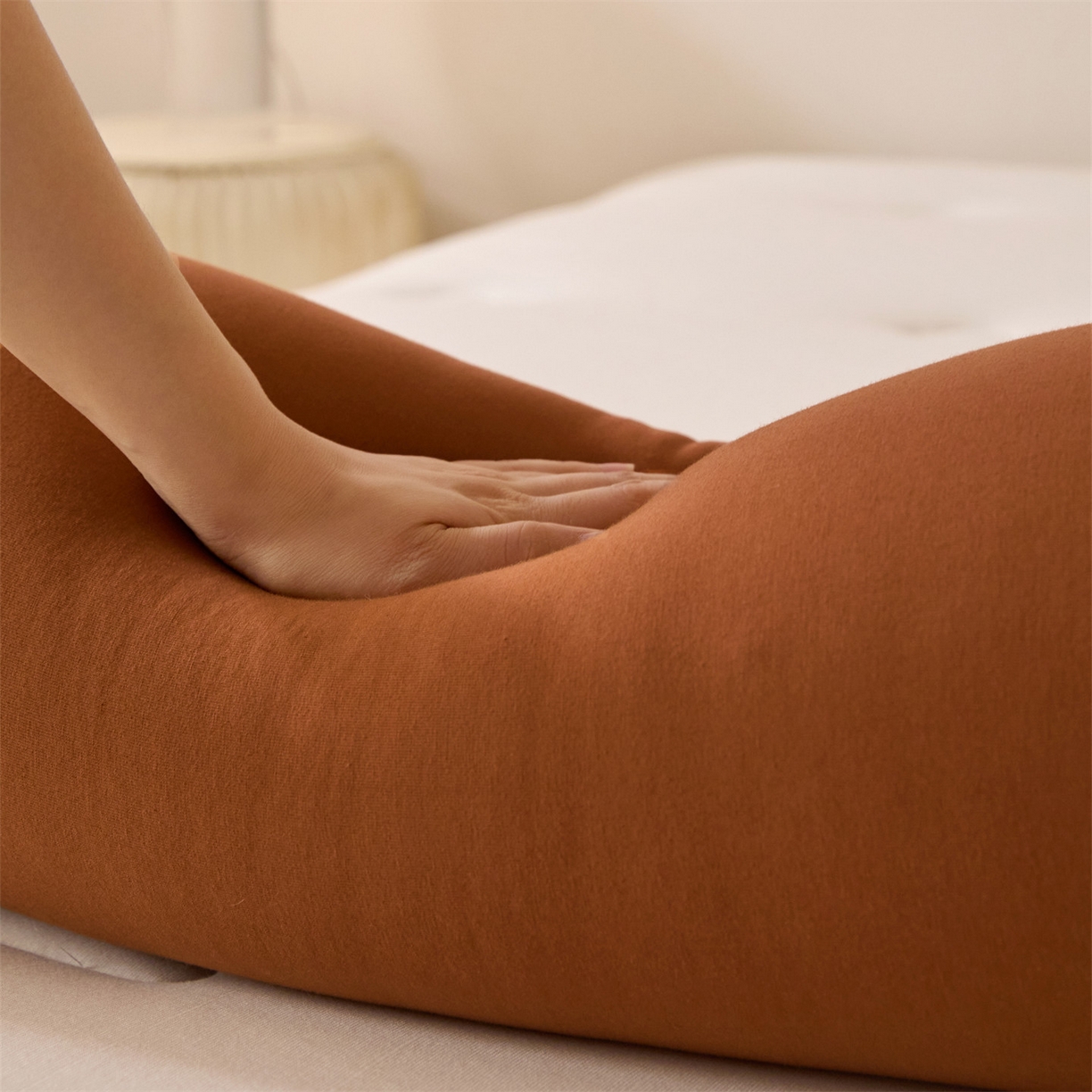 91家纺网 家纺一手货源 找家纺 头等舱 2025全棉氨纶针织A类孕妇 护腰 侧睡 靠垫 安抚枕 抱抱 夹腿多功能枕(空镜图）配包装 焦糖