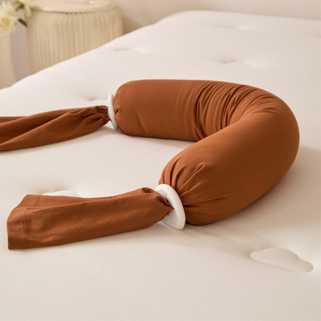 91家纺网 家纺一手货源 找家纺 头等舱 2025全棉氨纶针织A类孕妇 护腰 侧睡 靠垫 安抚枕 抱抱 夹腿多功能枕(空镜图）配包装 焦糖