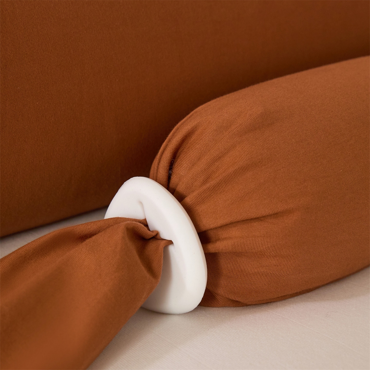 91家纺网 家纺一手货源 找家纺 头等舱 2025全棉氨纶针织A类孕妇 护腰 侧睡 靠垫 安抚枕 抱抱 夹腿多功能枕(空镜图）配包装 焦糖