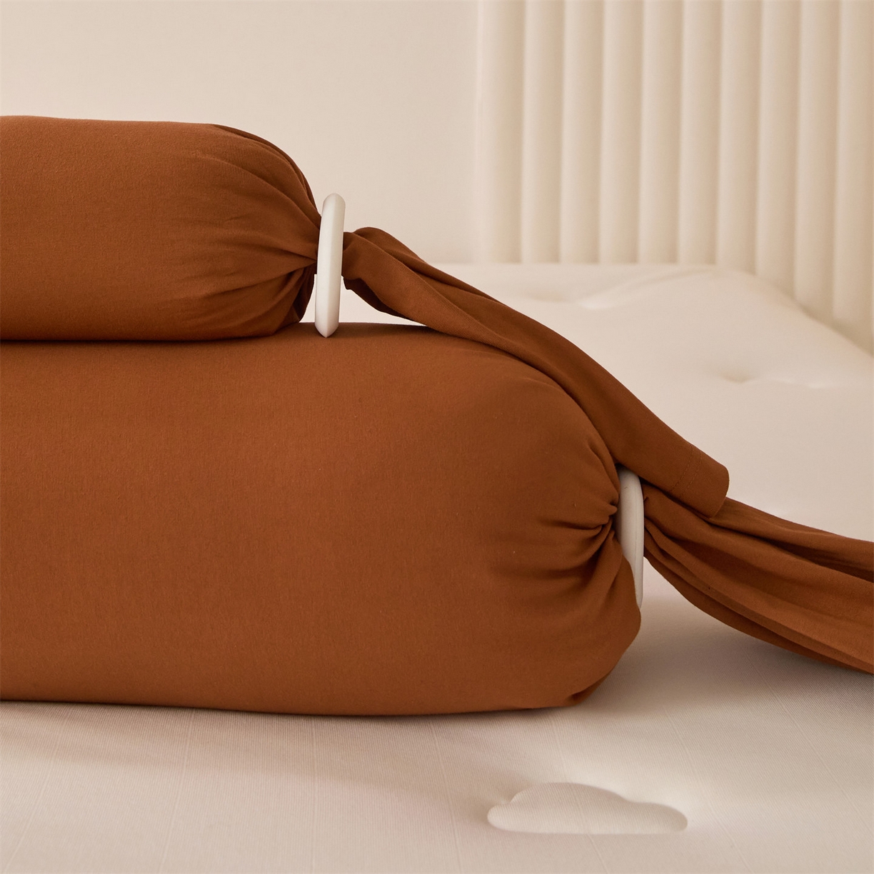 91家纺网 家纺一手货源 找家纺 头等舱 2025全棉氨纶针织A类孕妇 护腰 侧睡 靠垫 安抚枕 抱抱 夹腿多功能枕(空镜图）配包装 焦糖