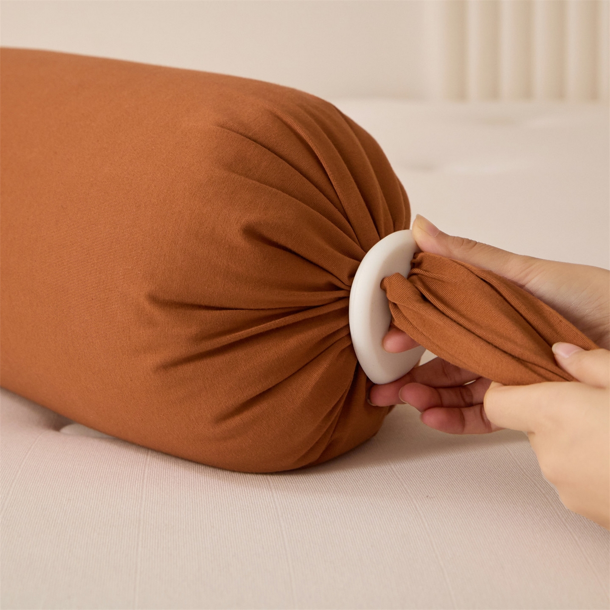 91家纺网 家纺一手货源 找家纺 头等舱 2025全棉氨纶针织A类孕妇 护腰 侧睡 靠垫 安抚枕 抱抱 夹腿多功能枕(空镜图）配包装 焦糖