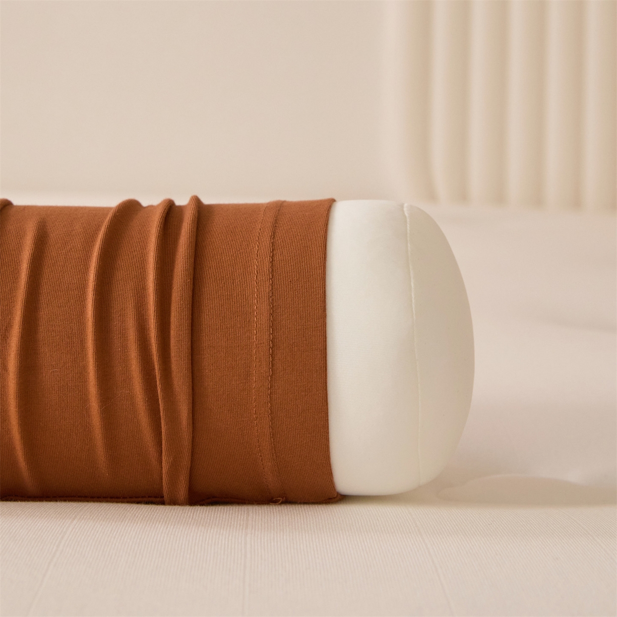 91家纺网 家纺一手货源 找家纺 头等舱 2025全棉氨纶针织A类孕妇 护腰 侧睡 靠垫 安抚枕 抱抱 夹腿多功能枕(空镜图）配包装 焦糖