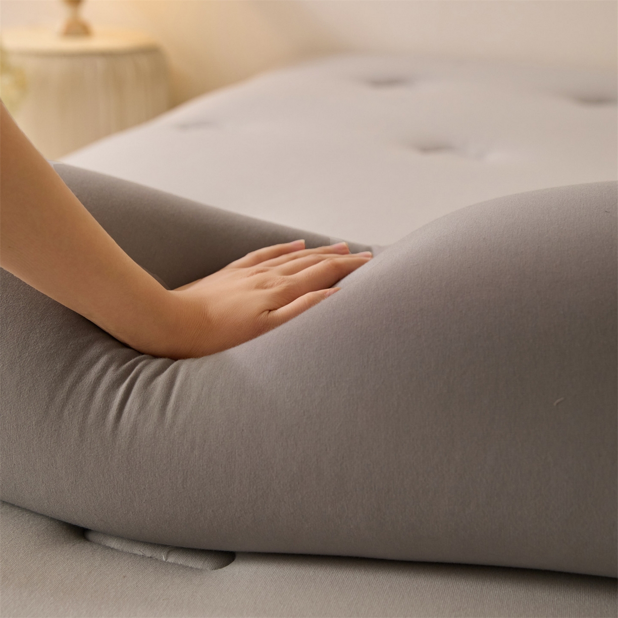 91家纺网 家纺一手货源 找家纺 头等舱 2025全棉氨纶针织A类孕妇 护腰 侧睡 靠垫 安抚枕 抱抱 夹腿多功能枕(空镜图）配包装 浅山