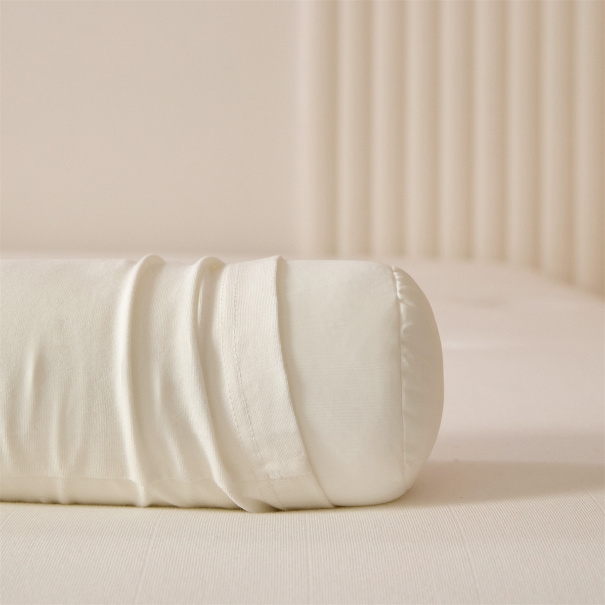 91家纺网 家纺一手货源 找家纺 头等舱 2025全棉氨纶针织A类孕妇 护腰 侧睡 靠垫 安抚枕 抱抱 夹腿多功能枕(空镜图）配包装 珍珠白