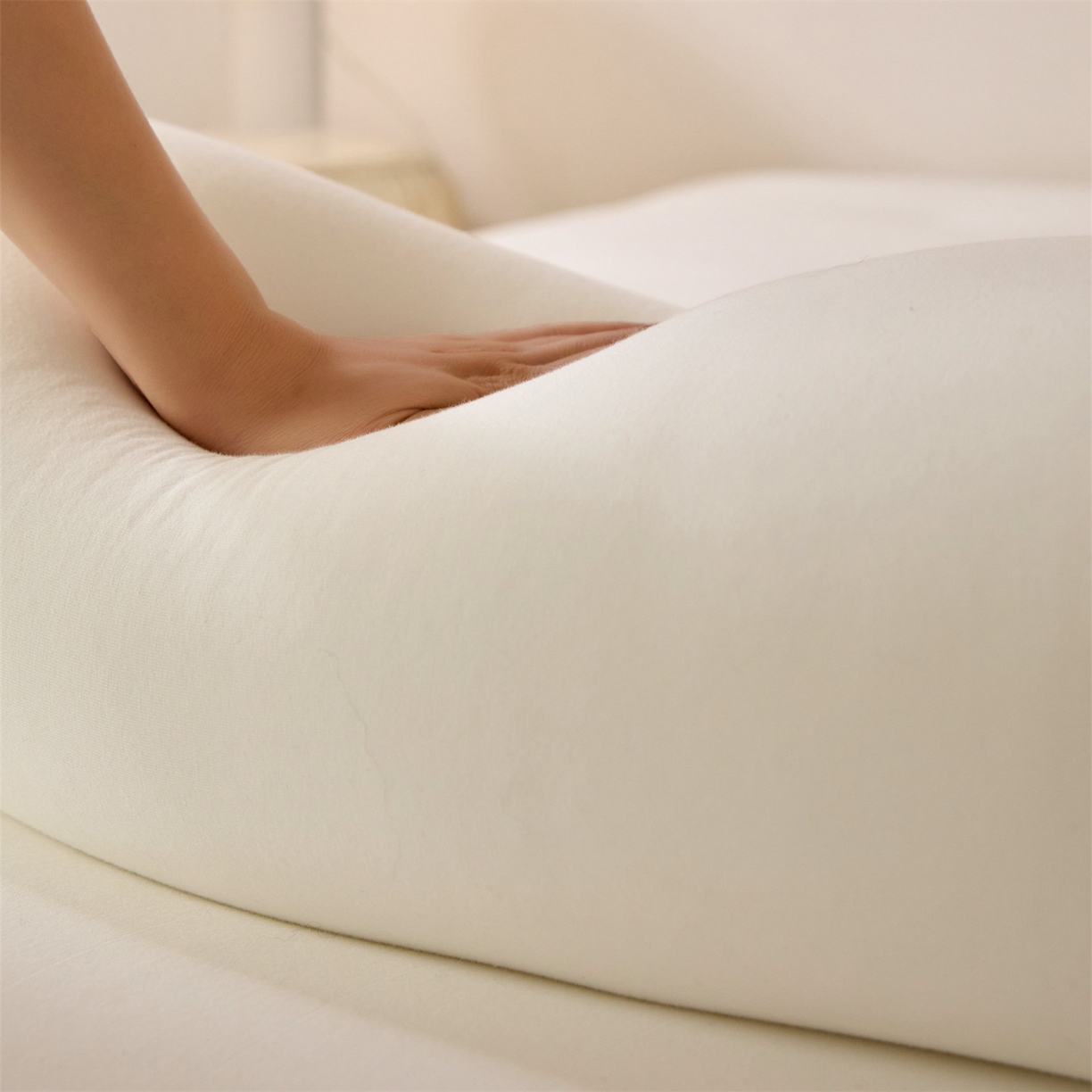 91家纺网 家纺一手货源 找家纺 头等舱 2025全棉氨纶针织A类孕妇 护腰 侧睡 靠垫 安抚枕 抱抱 夹腿多功能枕(空镜图）配包装 珍珠白