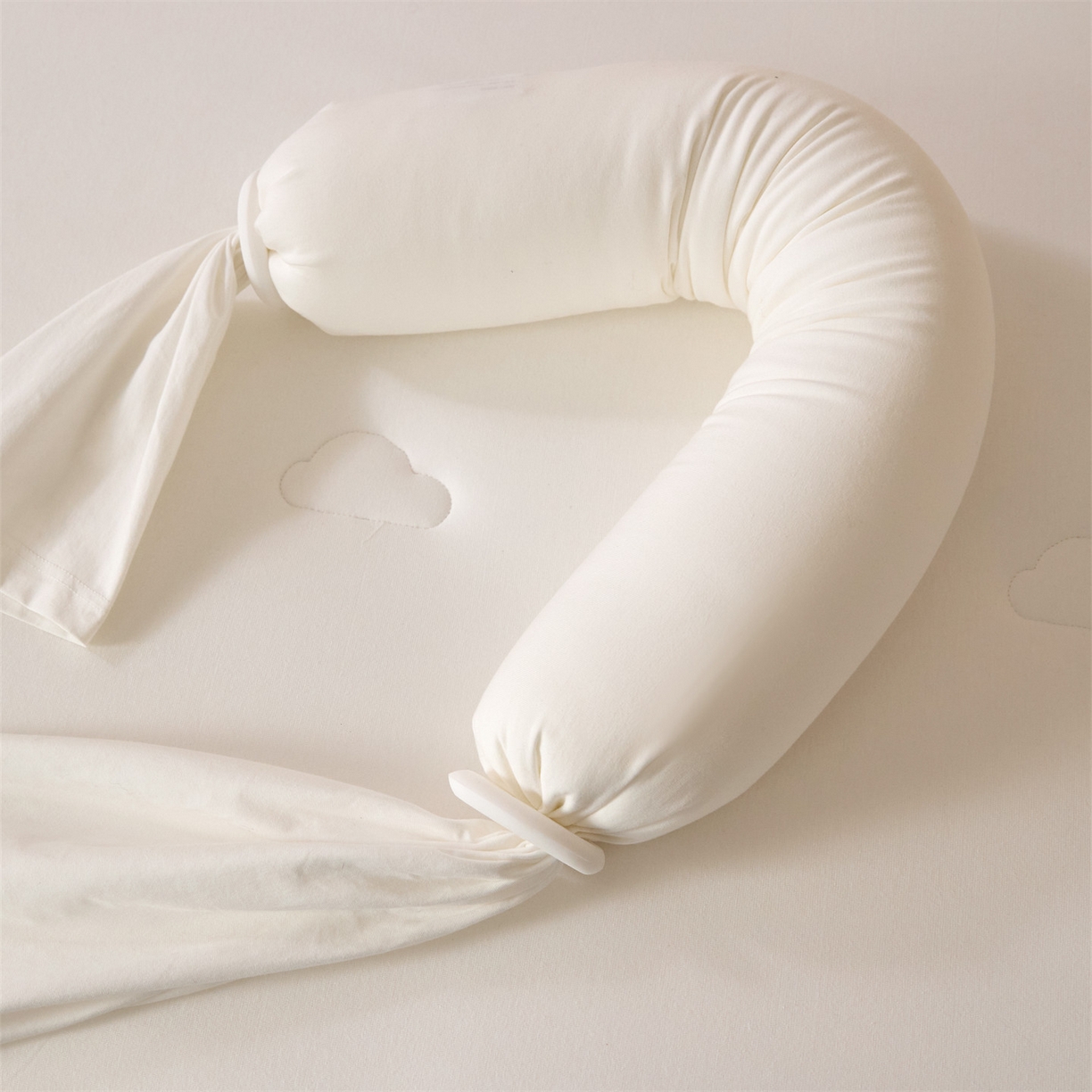 91家纺网 家纺一手货源 找家纺 头等舱 2025全棉氨纶针织A类孕妇 护腰 侧睡 靠垫 安抚枕 抱抱 夹腿多功能枕(空镜图）配包装 珍珠白