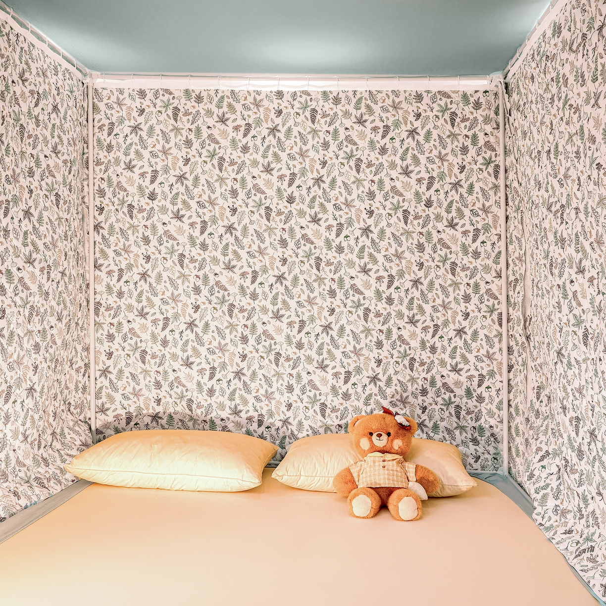 91家纺网 家纺一手货源 找家纺 夏彩 2025新款五面保暖亲肤面料坐床拉链四季款蚊帐-88632 羽飞舞