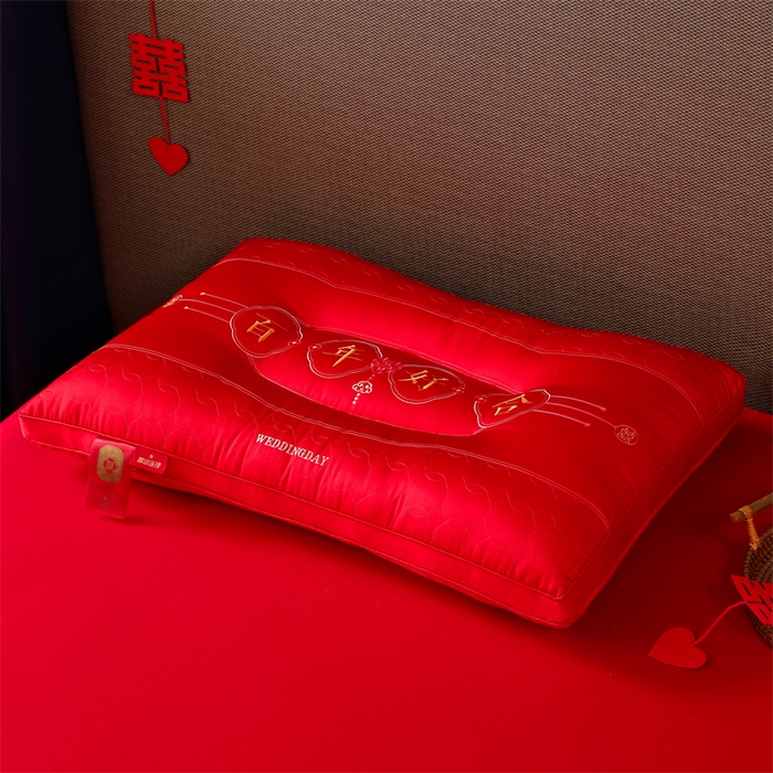 91家纺网 家纺一手货源 找家纺 织布人 2025新款枕芯全棉刺绣大红喜事婚庆送礼结婚专用护颈定型枕头枕芯 婚庆枕-天作之合