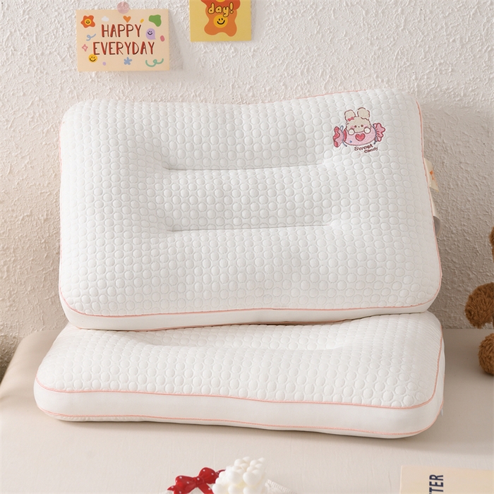 91家纺网 家纺一手货源 找家纺 （总）织布人 2025新款枕芯A类针织按摩卡通刺绣儿童枕头学生宿舍专用护颈枕芯