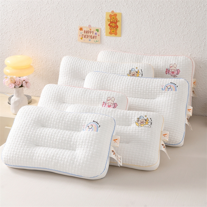 91家纺网 家纺一手货源 找家纺 （总）织布人 2025新款枕芯A类针织按摩卡通刺绣儿童枕头学生宿舍专用护颈枕芯