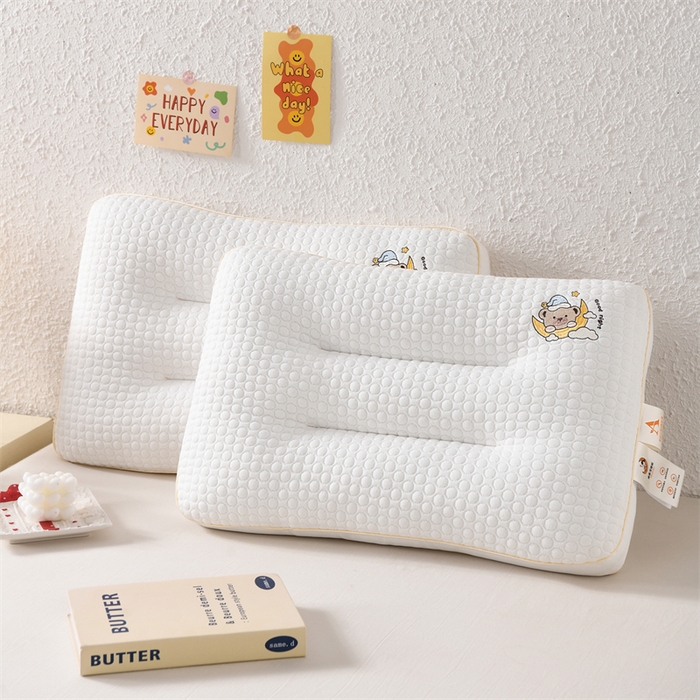 91家纺网 家纺一手货源 找家纺 织布人 2025新款枕芯A类针织按摩卡通刺绣儿童枕头学生宿舍专用护颈枕芯 A类针织按摩枕-晚安小熊