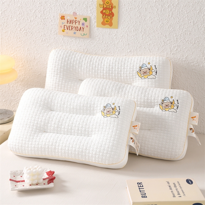 91家纺网 家纺一手货源 找家纺 织布人 2025新款枕芯A类针织按摩卡通刺绣儿童枕头学生宿舍专用护颈枕芯 A类针织按摩枕-晚安小熊