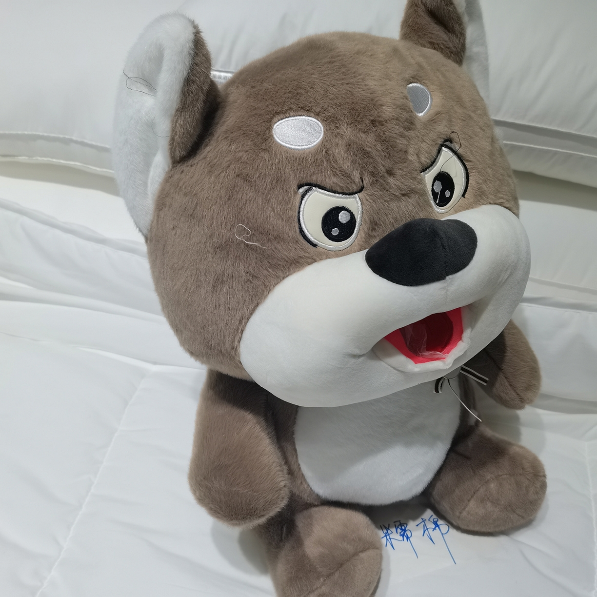 91家纺网 家纺一手货源 找家纺 安力森/诚臻酒店用品 2025新款软萌动物毛绒公仔合集 大象 / 哈士奇 / 小熊玩偶 床上抱枕枕头礼物 勋章狗