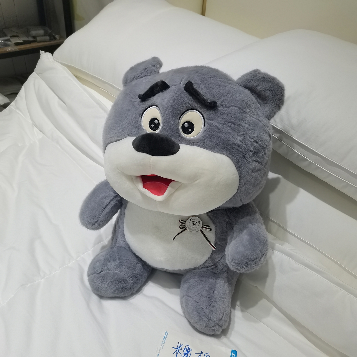 91家纺网 家纺一手货源 找家纺 安力森/诚臻酒店用品 2025新款软萌动物毛绒公仔合集 大象 / 哈士奇 / 小熊玩偶 床上抱枕枕头礼物 勋章熊