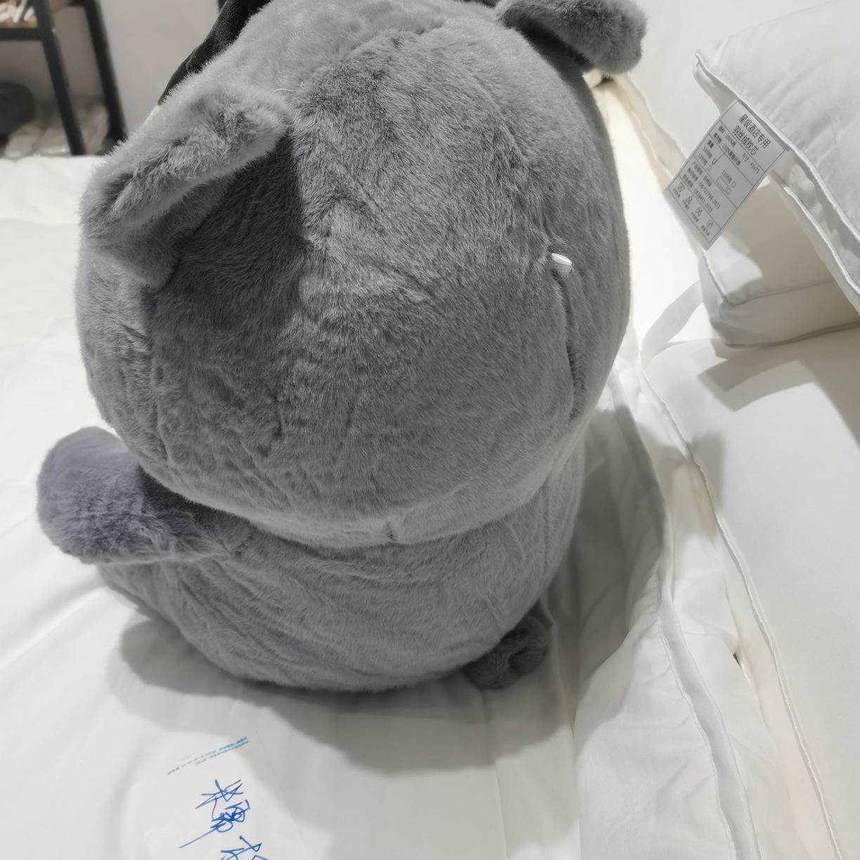 91家纺网 家纺一手货源 找家纺 安力森/诚臻酒店用品 2025新款软萌动物毛绒公仔合集 大象 / 哈士奇 / 小熊玩偶 床上抱枕枕头礼物 勋章熊