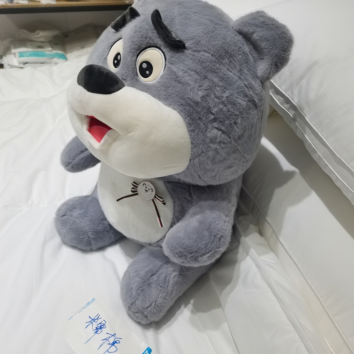 91家纺网 家纺一手货源 找家纺 安力森/诚臻酒店用品 2025新款软萌动物毛绒公仔合集 大象 / 哈士奇 / 小熊玩偶 床上抱枕枕头礼物 勋章熊