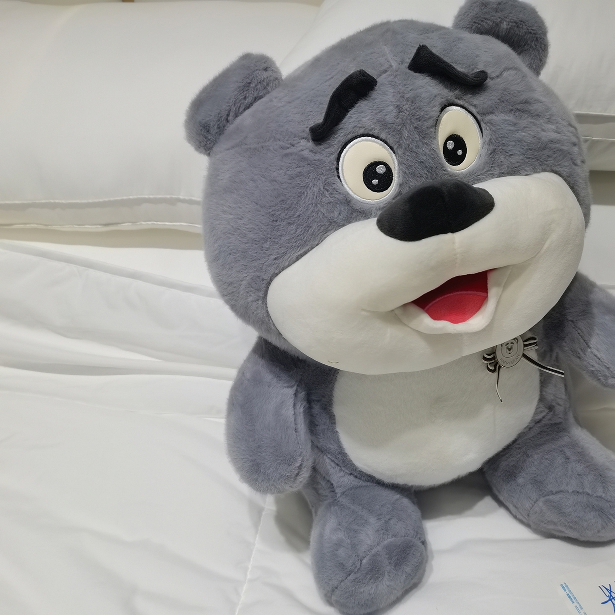 91家纺网 家纺一手货源 找家纺 安力森/诚臻酒店用品 2025新款软萌动物毛绒公仔合集 大象 / 哈士奇 / 小熊玩偶 床上抱枕枕头礼物 勋章熊