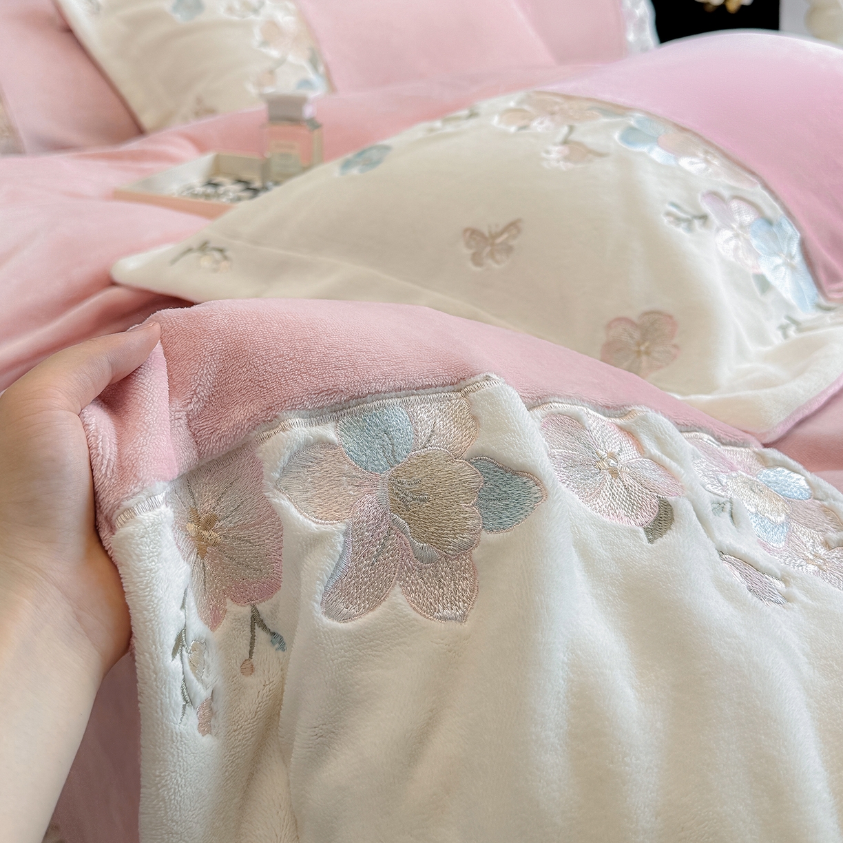 91家纺网 家纺一手货源 找家纺 家居1号家纺 2025新款230克A类牛奶绒双拼刺绣四件套-兰黛（控价券后不得低于238元 会员优惠10元） 兰黛-紫豆沙