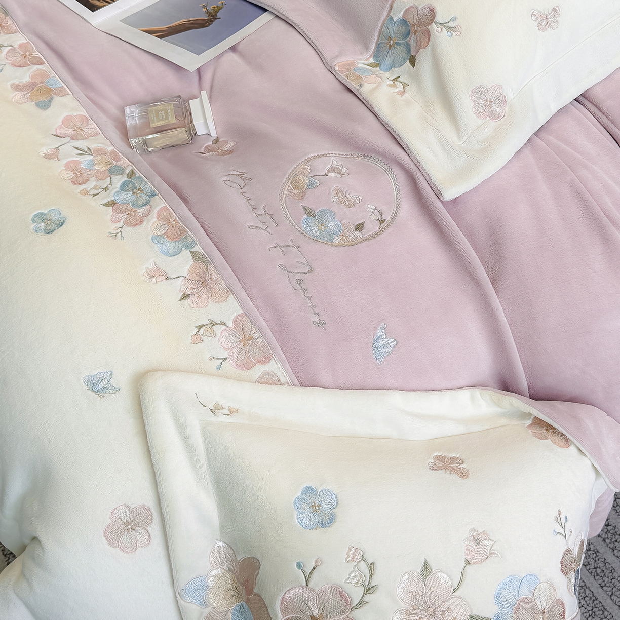 91家纺网 家纺一手货源 找家纺 家居1号家纺 2025新款230克A类牛奶绒双拼刺绣四件套-兰黛（控价券后不得低于238元 会员优惠10元） 兰黛-少女粉