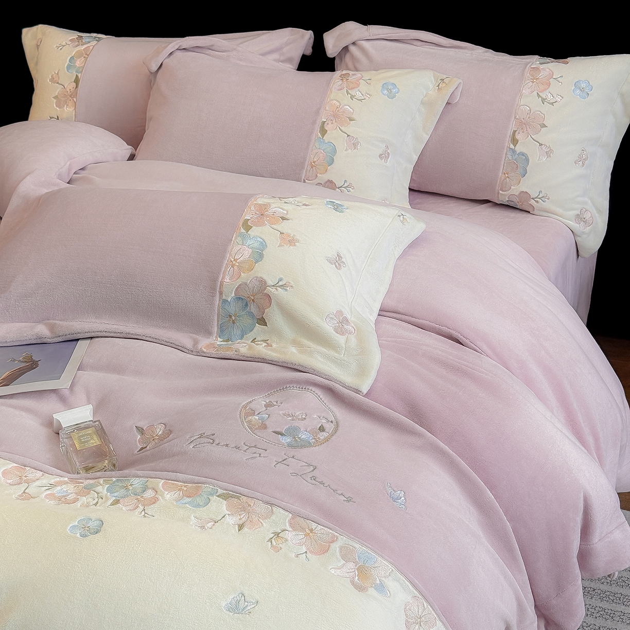 91家纺网 家纺一手货源 找家纺 （总）家居1号家纺 2025新款230克A类牛奶绒双拼刺绣四件套-兰黛（控价券后不得低于238元 会员优惠10元）