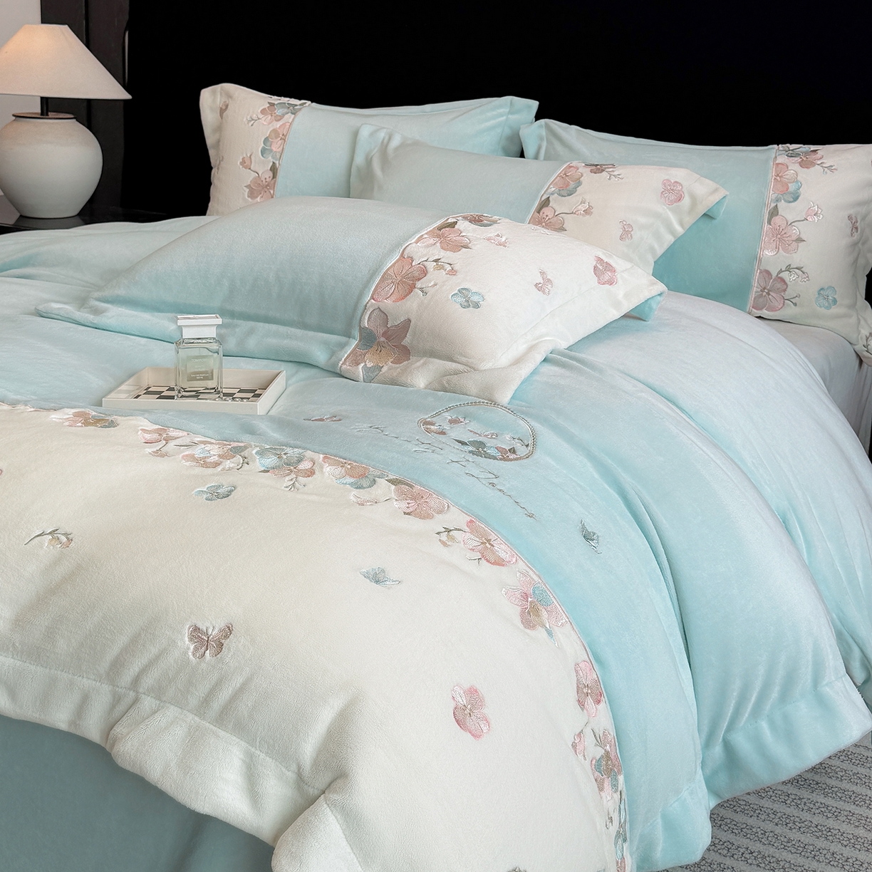 91家纺网 家纺一手货源 找家纺 （总）家居1号家纺 2025新款230克A类牛奶绒双拼刺绣四件套-兰黛（控价券后不得低于238元 会员优惠10元）