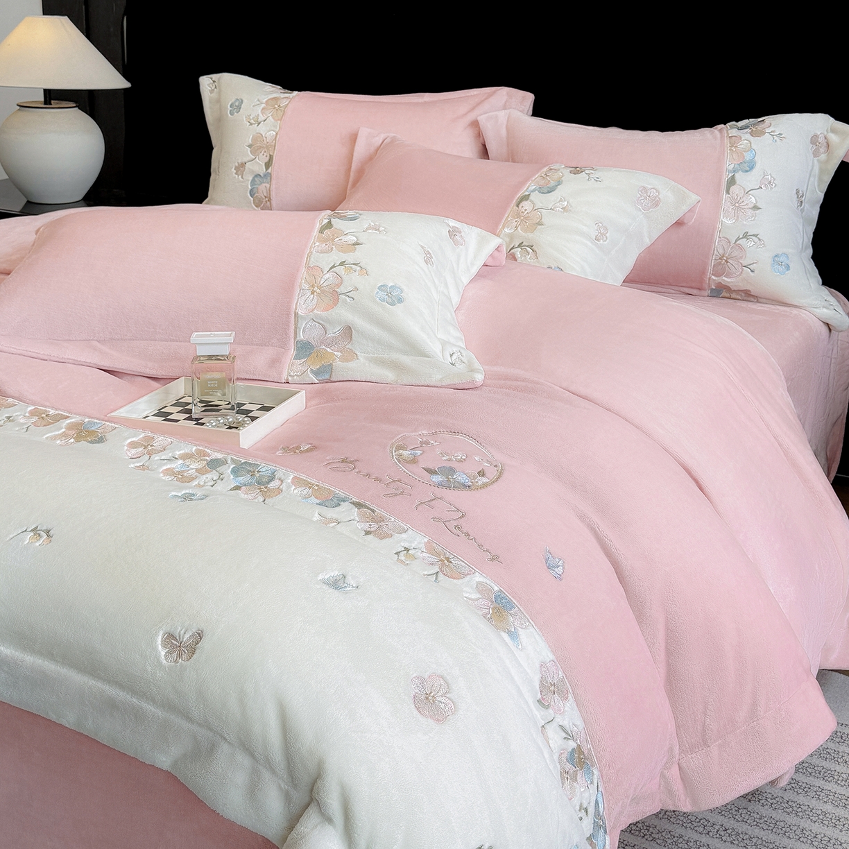 91家纺网 家纺一手货源 找家纺 家居1号家纺 2025新款230克A类牛奶绒双拼刺绣四件套-兰黛（控价券后不得低于238元 会员优惠10元） 兰黛-紫豆沙