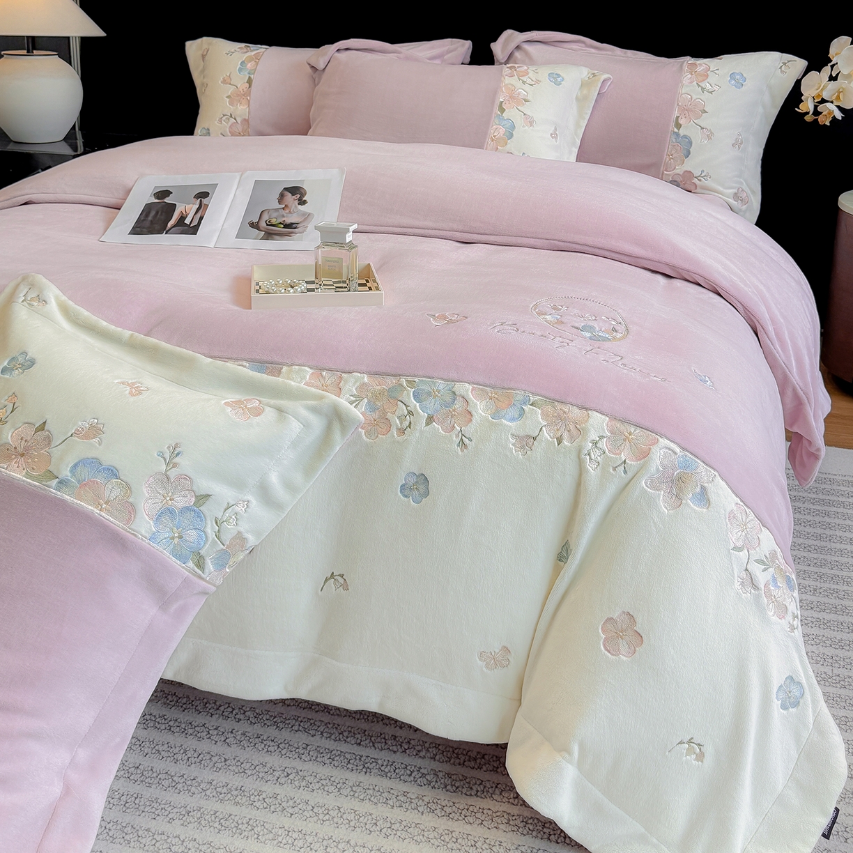 91家纺网 家纺一手货源 找家纺 家居1号家纺 2025新款230克A类牛奶绒双拼刺绣四件套-兰黛（控价券后不得低于238元 会员优惠10元） 兰黛-少女粉