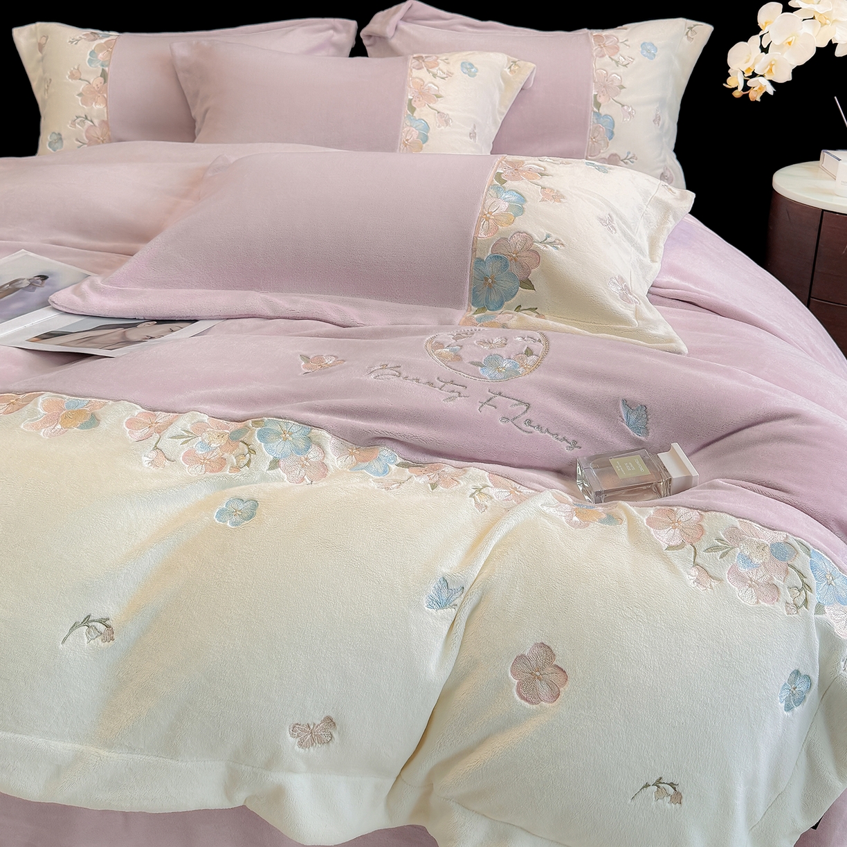 91家纺网 家纺一手货源 找家纺 家居1号家纺 2025新款230克A类牛奶绒双拼刺绣四件套-兰黛（控价券后不得低于238元 会员优惠10元） 兰黛-少女粉