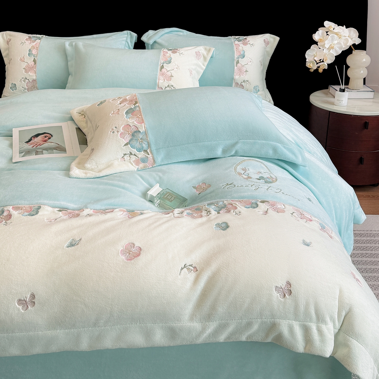 91家纺网 家纺一手货源 找家纺 家居1号家纺 2025新款230克A类牛奶绒双拼刺绣四件套-兰黛（控价券后不得低于238元 会员优惠10元） 兰黛-浅绿