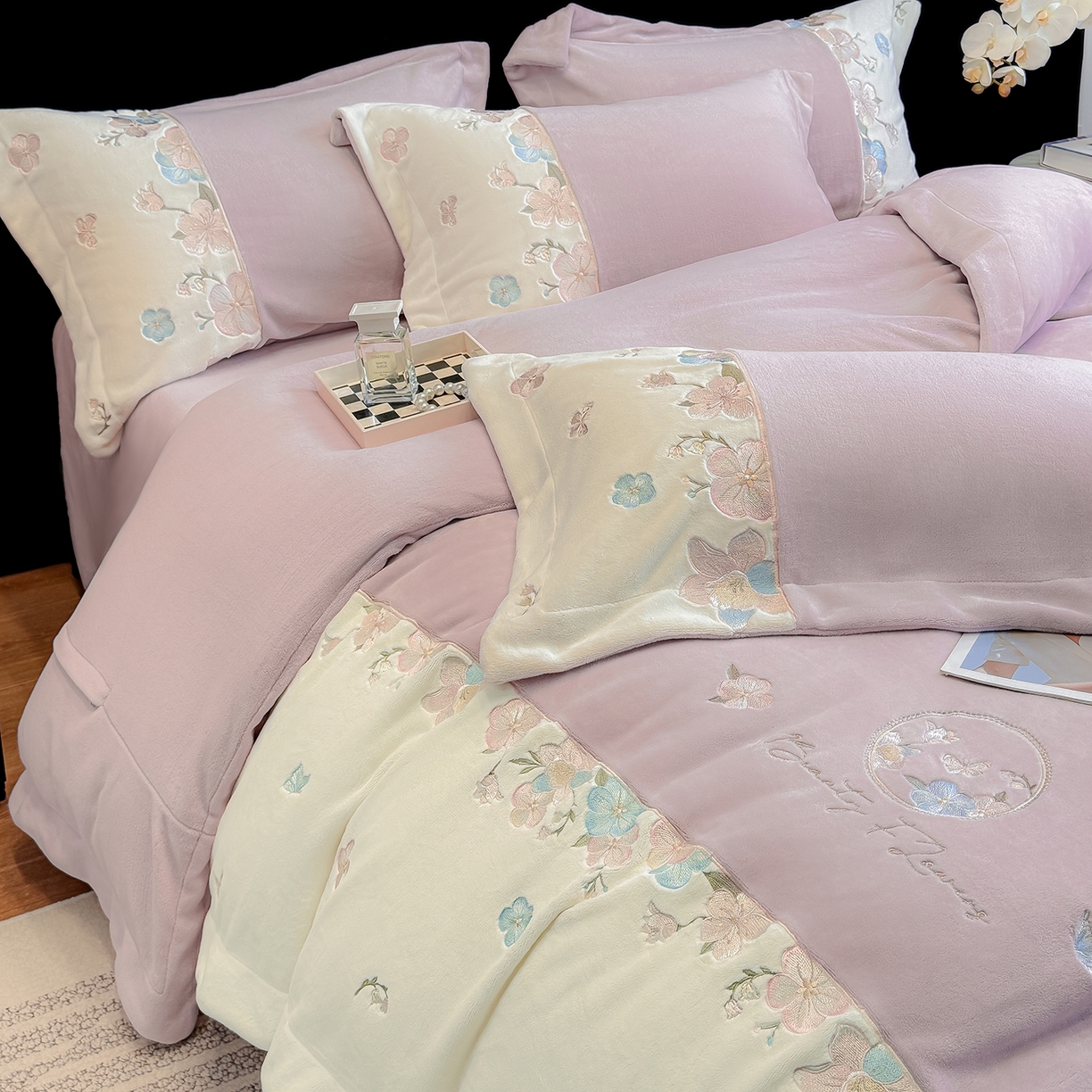 91家纺网 家纺一手货源 找家纺 家居1号家纺 2025新款230克A类牛奶绒双拼刺绣四件套-兰黛（控价券后不得低于238元 会员优惠10元） 兰黛-少女粉