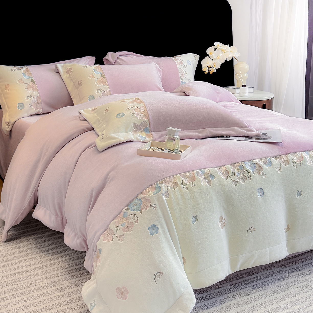 91家纺网 家纺一手货源 找家纺 家居1号家纺 2025新款230克A类牛奶绒双拼刺绣四件套-兰黛（控价券后不得低于238元 会员优惠10元） 兰黛-少女粉