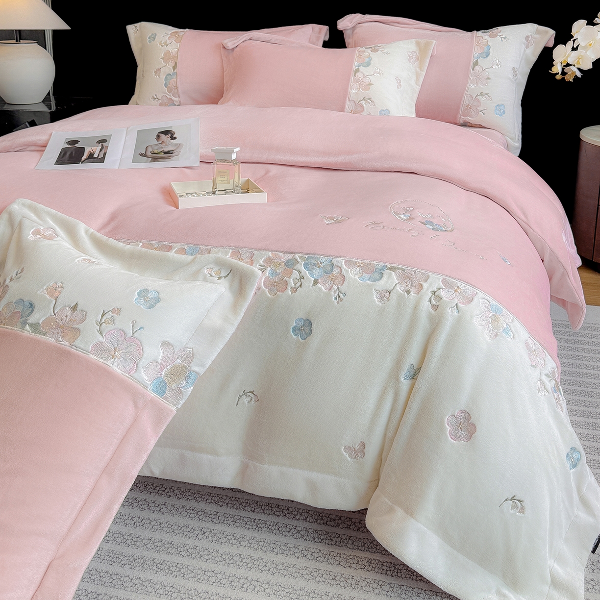 91家纺网 家纺一手货源 找家纺 家居1号家纺 2025新款230克A类牛奶绒双拼刺绣四件套-兰黛（控价券后不得低于238元 会员优惠10元） 兰黛-紫豆沙