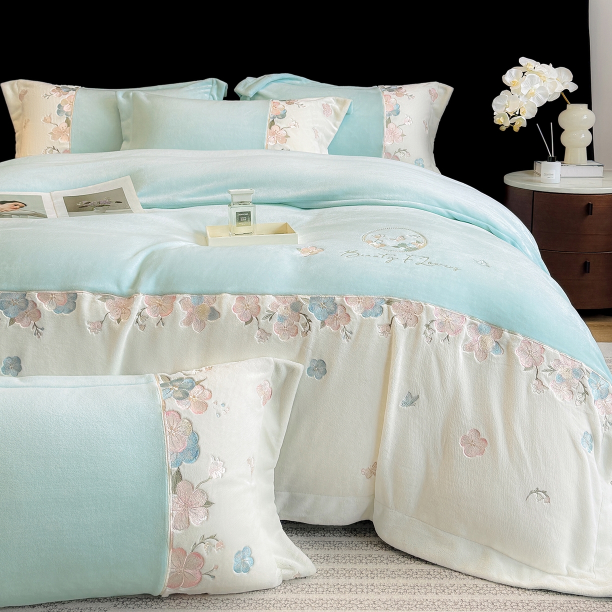 91家纺网 家纺一手货源 找家纺 家居1号家纺 2025新款230克A类牛奶绒双拼刺绣四件套-兰黛（控价券后不得低于238元 会员优惠10元） 兰黛-浅绿