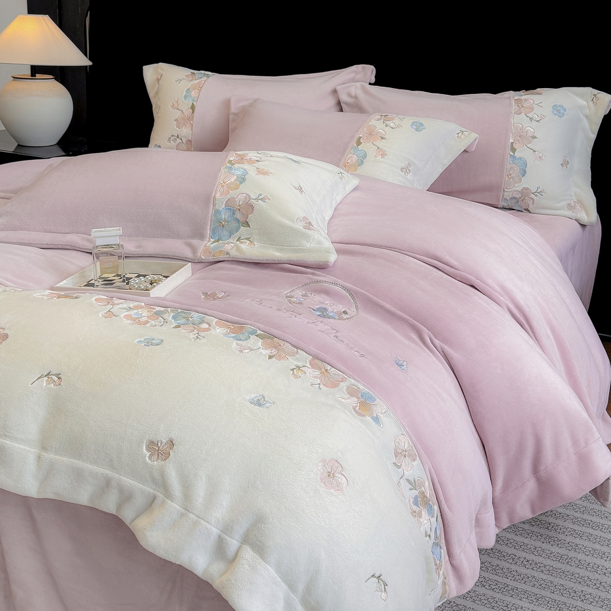 91家纺网 家纺一手货源 找家纺 家居1号家纺 2025新款230克A类牛奶绒双拼刺绣四件套-兰黛（控价券后不得低于238元 会员优惠10元） 兰黛-少女粉