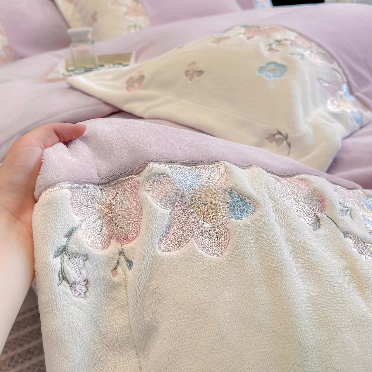 91家纺网 家纺一手货源 找家纺 家居1号家纺 2025新款230克A类牛奶绒双拼刺绣四件套-兰黛（控价券后不得低于238元 会员优惠10元） 兰黛-少女粉