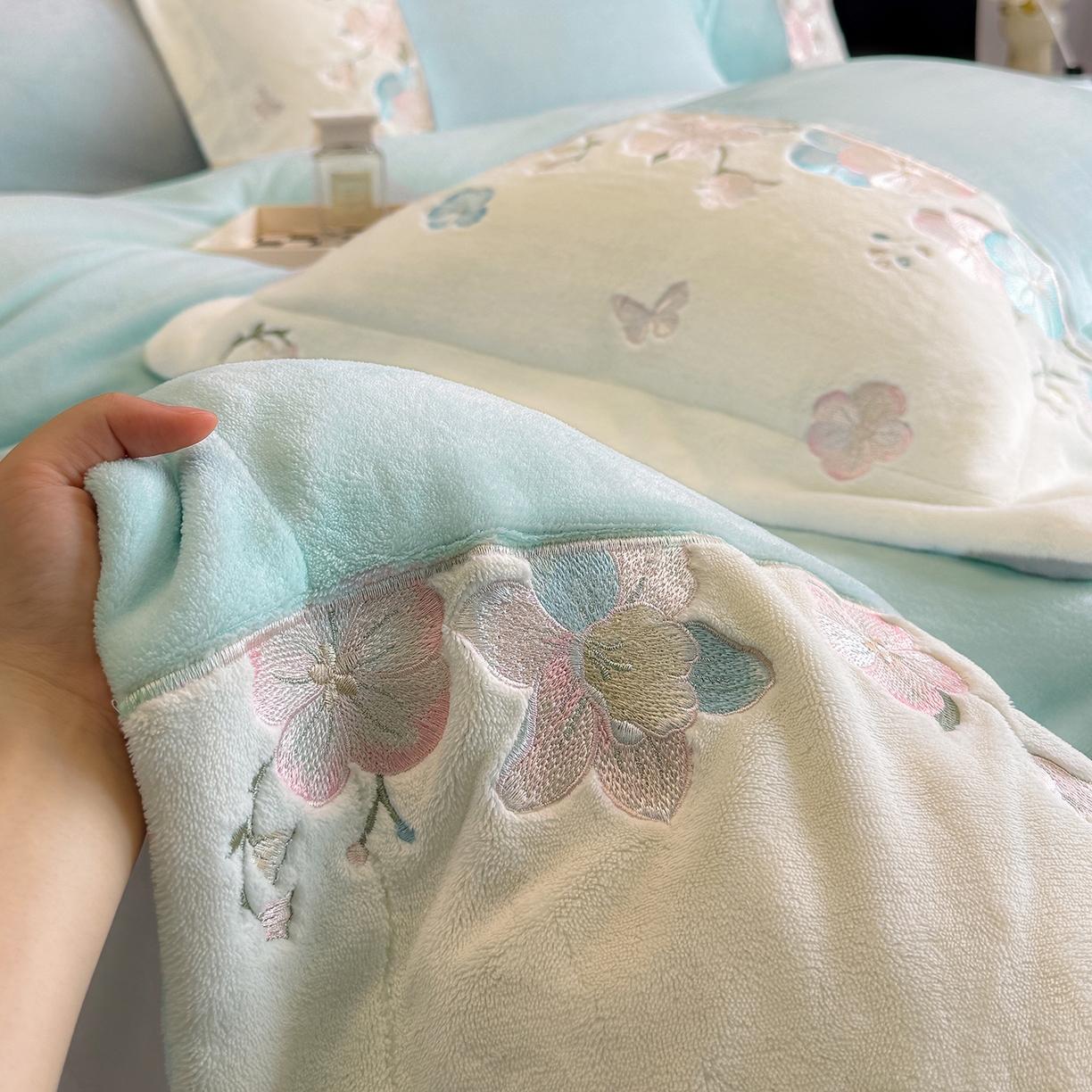 91家纺网 家纺一手货源 找家纺 （总）家居1号家纺 2025新款230克A类牛奶绒双拼刺绣四件套-兰黛（控价券后不得低于238元 会员优惠10元）