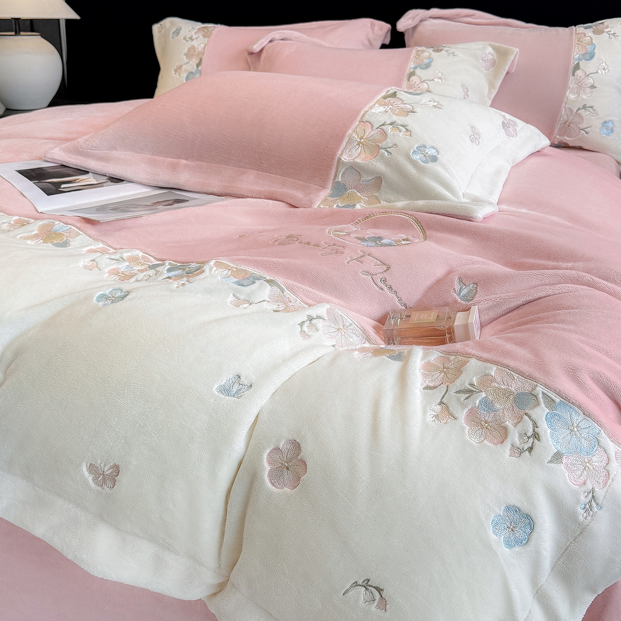 91家纺网 家纺一手货源 找家纺 家居1号家纺 2025新款230克A类牛奶绒双拼刺绣四件套-兰黛（控价券后不得低于238元 会员优惠10元） 兰黛-紫豆沙