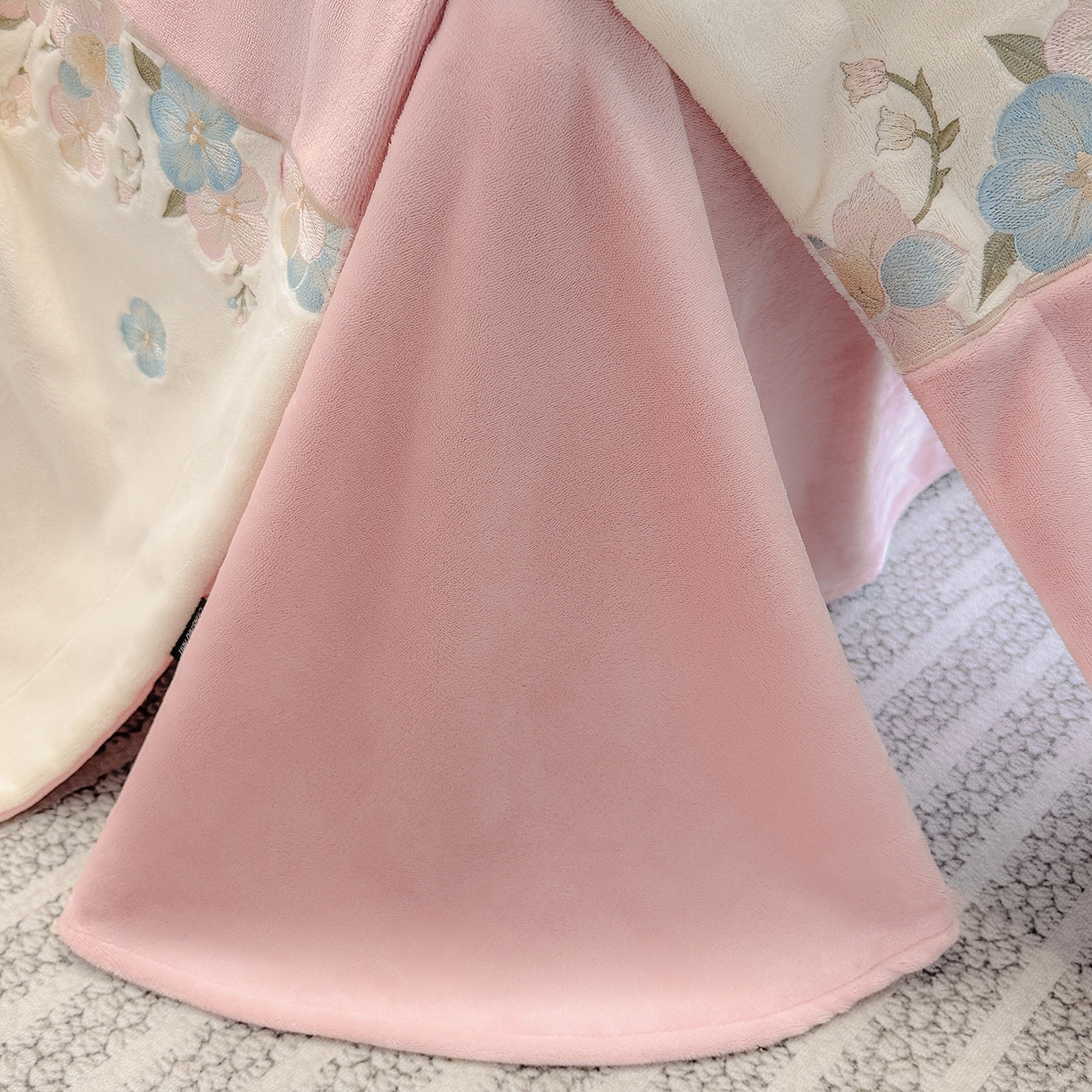 91家纺网 家纺一手货源 找家纺 家居1号家纺 2025新款230克A类牛奶绒双拼刺绣四件套-兰黛（控价券后不得低于238元 会员优惠10元） 兰黛-紫豆沙