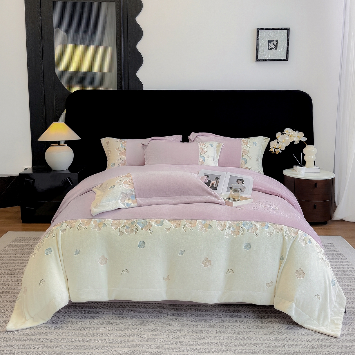 91家纺网 家纺一手货源 找家纺 家居1号家纺 2025新款230克A类牛奶绒双拼刺绣四件套-兰黛（控价券后不得低于238元 会员优惠10元） 兰黛-少女粉