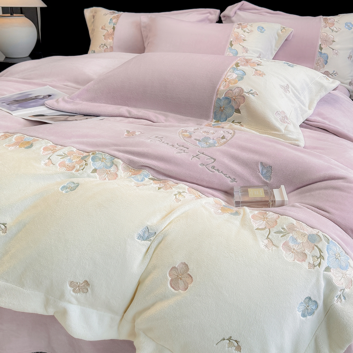 91家纺网 家纺一手货源 找家纺 家居1号家纺 2025新款230克A类牛奶绒双拼刺绣四件套-兰黛（控价券后不得低于238元 会员优惠10元） 兰黛-少女粉