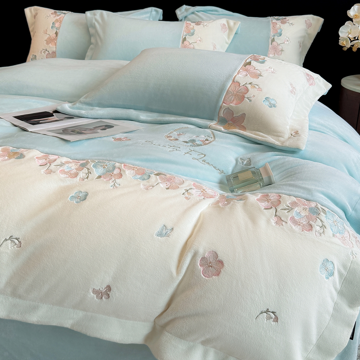 91家纺网 家纺一手货源 找家纺 （总）家居1号家纺 2025新款230克A类牛奶绒双拼刺绣四件套-兰黛（控价券后不得低于238元 会员优惠10元）